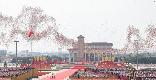 　　2025年9月3日，纪念中国人民抗日战争暨世界反法西斯战争胜利80周年大会在北京隆重举行。这是纪念大会现场放飞和平鸽和气球。新华社记者 姚大伟 摄
