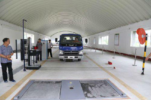 资料图：在朝鲜平壤，一辆卡车在检车车间接受检测。（新华社）