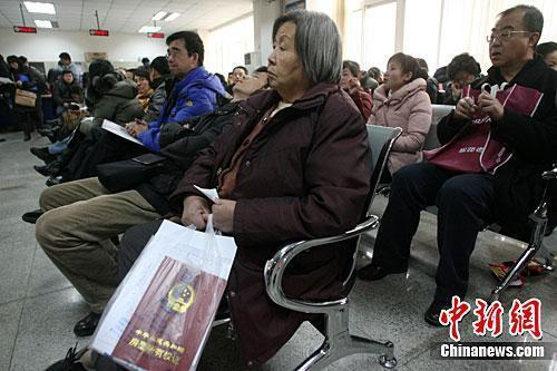 资料图：图为北京市海淀区房管局办事大厅民众在等候办理业务。中新社记者 苏丹 摄