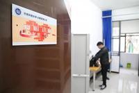 男孩带瘫痪父亲上大学 毕业时父子一起领双证(图)
