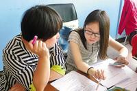 女子3年陪孩子上课3000多节 媒体:不应被鼓励
