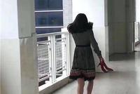 给孩子送东西怕影响上课 “赤脚妈妈”走红朋友圈