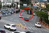 7岁男孩骑车在车流中穿梭 民警拦停送其回家(图)