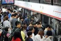 农民工地铁站台坐40分钟不上:担心上班族挤不上去