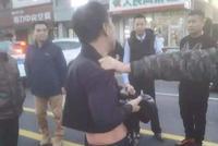 摊主怒斥小偷狂追1公里 被喷辣椒水围殴不松手
