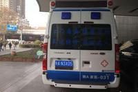 800克早产婴儿生命接力 看见这辆车请让生命通道