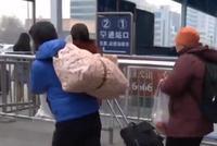 现实版“啥是佩奇” 七旬老汉扛60斤面粉探亲(图)