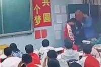 高中班主任对两男生飞踹扇耳光 官方:停职检查