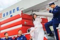 消防员因工作将婚礼推迟 2年后700名消防员当伴郎