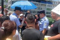 男子因琐事跳桥被挂半空 过路人腰绑绳索翻桥救人