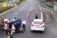 男子路中央围观车祸自己又被撞 前后事故仅隔6分