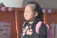 11岁盲童每天独自上学 后面这个人总“冷眼旁观”