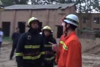 男子触电被困电线杆 家属录视频要消防员带电救人