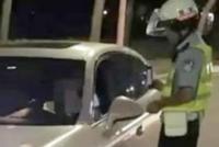 女子夜晚坐保时捷大哭 引来交警一问事情并不简单