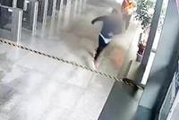 男子接连闯关逃票被拦“雷语”不断:抓我浪费精力
