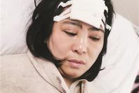 1米8高路牌突然倒下 女教师为护学生砸伤头部