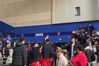 球迷扔杂物袭击客队球员 上海男篮:列入黑名单