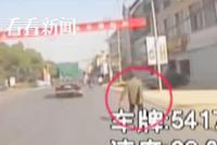不顾乘客劝阻 公交司机扶起摔倒老人:该扶还得扶