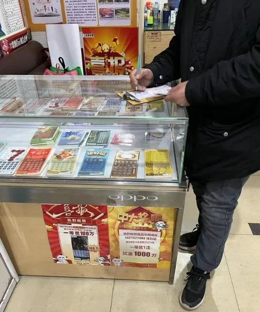 彩民在打出中奖号码的店铺购买彩票。图/九派新闻　徐鸣