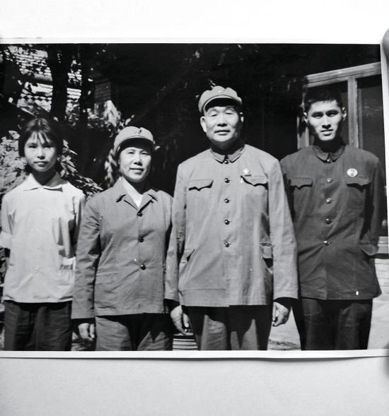 上世纪60年代，萧劲光（右二）与家人合影，左二为夫人伟涛，左一为女儿肖南，右一为儿子肖伯鹰。