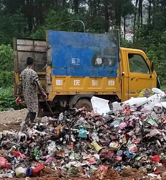 疑似环卫工人在清理垃圾&nbsp; 受访者供图