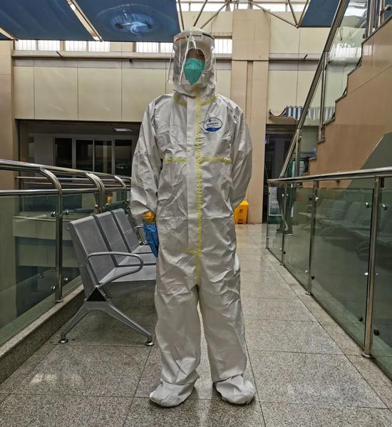 　▲4月6日，许哲站在医院走廊。新京报记者王双兴摄