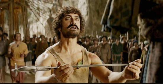 阿米尔·汗在《印度暴徒》中的剧照