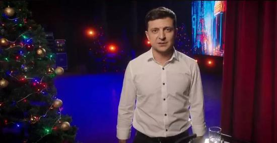 　　▲去年12月31日，泽伦斯基在新年节目中正式宣布自己将参选2019年乌克兰总统。截图自“1+1”电视台官网