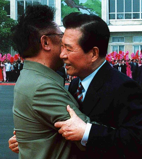 　　2000年6月13日，朝鲜平壤，时任朝鲜领导人金正日（左）在机场为时任韩国总统金大中（右）举行欢迎仪式。