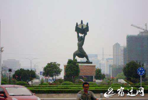 搬家之前的宿迁霸王举鼎雕像，矗立在宿迁闹市区。