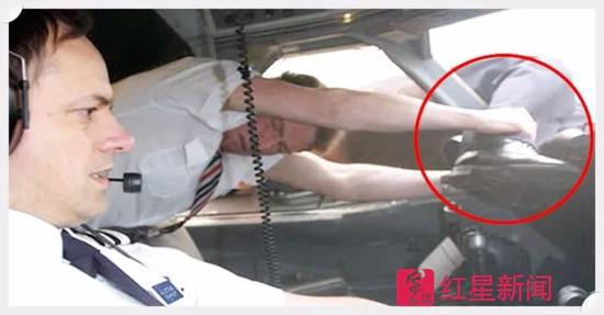 ▲出事时，驾驶飞机的副机长和抓住机长双脚的乘务员 &nbsp;图据微软全国广播公司节目（MSNBC）