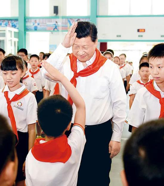 　　2014年5月30日上午，中共中央总书记、国家主席、中央军委主席习近平来到北京市海淀区民族小学，参加庆祝“六一”国际儿童节活动。这是习近平参加少先队入队仪式。新华社记者 李涛/摄