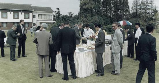 1989年市长咨询会议成立大会期间，外宾在西郊宾馆用餐。