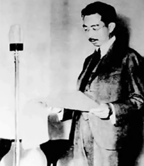 （图为1945年8月15日，日本裕仁天皇通过广播宣读《终战诏书》，宣布日本无条件投降）