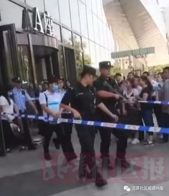 现场拉有警戒线，特警持枪走在队伍前列。 &nbsp;本文图片均来自“北青社区报通州版”