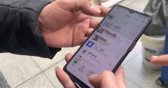 女子查看男子微信（视频截图）