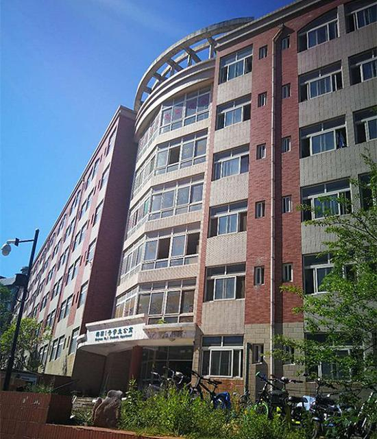 事发地：山东建筑大学梅园1号学生公寓。 摄影：牛其昌