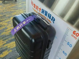 男子登机口被拦收取200元行李“逾重费”，起诉西部航空和云南机场地服要求退还，西部航空称已尽到合理提示义务