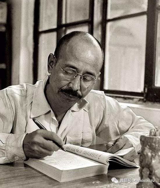 作家柳青在学习，他的主要作品有《种谷记》、《铜墙铁壁》、《创业史》。 新华社照片