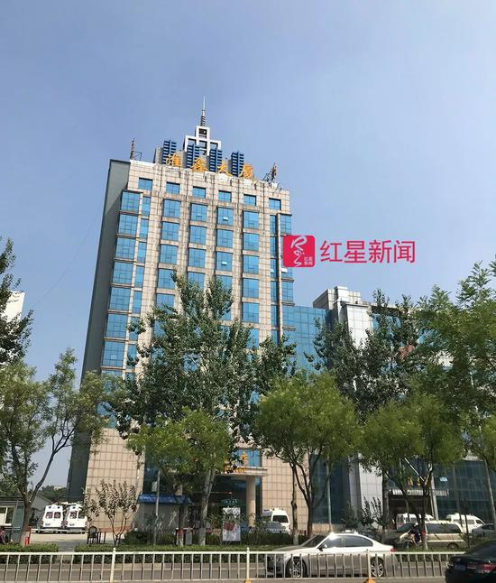 ▲城南医院新址淮鑫大厦外部。2018年1月27日，张毅从左侧9层房间窗户坠落。