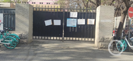 　　▲4月12日，北京，北医三院太平间正门紧闭，门上通告显示：为配合医院工作，此门只允许业务车辆出入。摄影/上游新闻记者&nbsp;李洪鹏