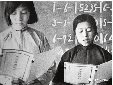 伪满时期，正在学唱伪满洲国“国歌”的女学生