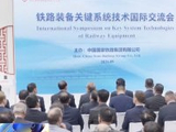 “全球最快高铁”CR450动车组模拟驾驶舱亮相柏林
