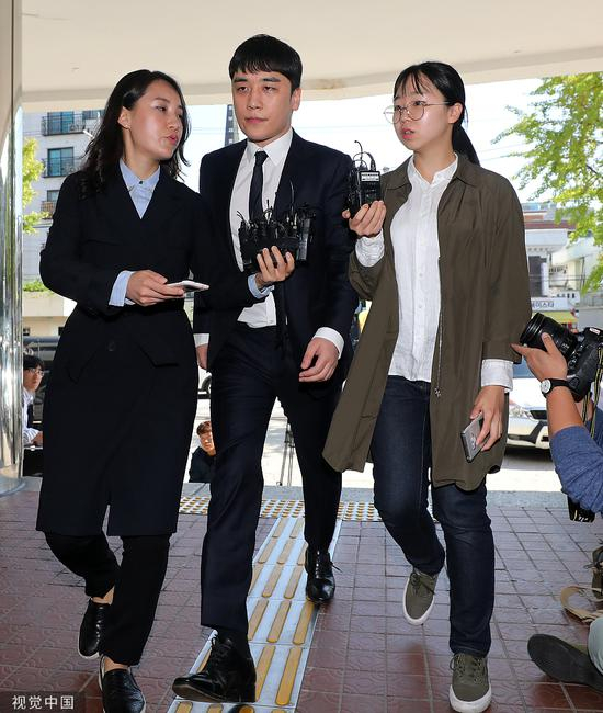 9月24日，胜利现身警局。