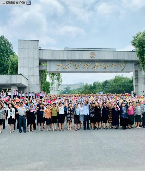 △沿途欢迎人群。（央视记者申勇、马亚阳、臧青拍摄）