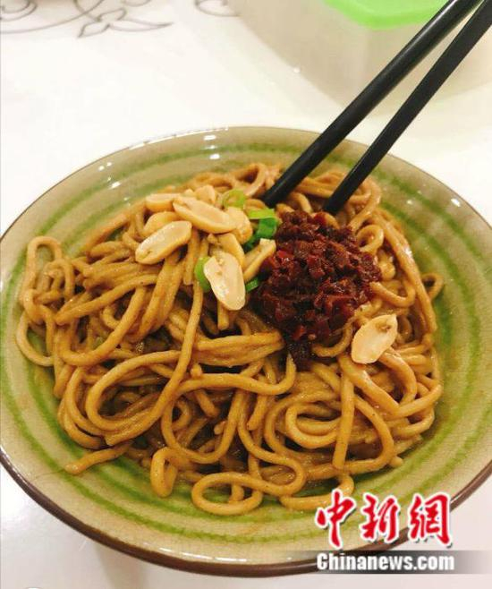 　一店主在微信群里售卖的热干面。 受访者供图