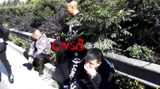 法警将3名男子控制