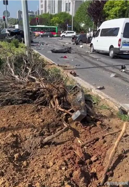 车直冲酿连环车祸,目击者称"好几辆车被包饺子",大连交警展开调查