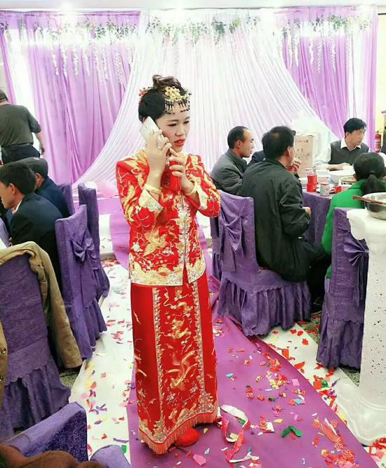 穿着红色龙凤褂的钱仁凤。受访者供图