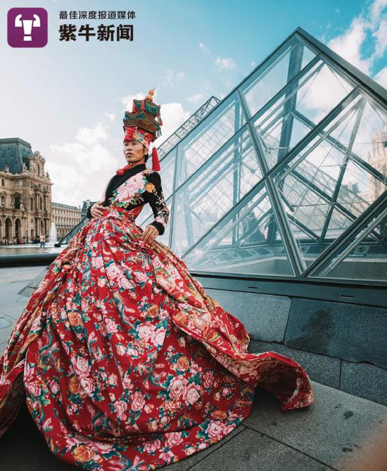 万云峰在巴黎卢浮宫前走秀